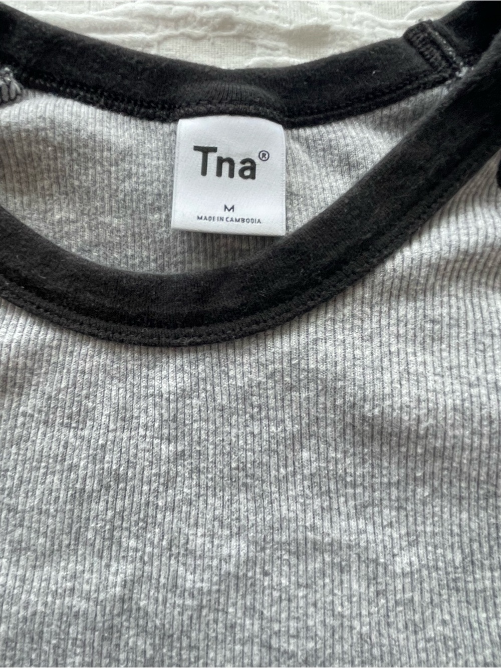 TNA Two-Tone Ribbed Cropped Baseball Raglan Tee in size M - Picture 2 of 6